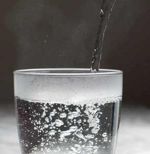 थंडीत कोमट पाणी प्यायल्यानं वजन कमी होतं? वेट लॉससाठी जेवल्यानंतर गरम पाणी प्यावं का?