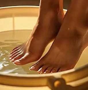 थंडीत फक्त ५ मिनिटं गरम पाण्यात पाय घालून बसा; पाय जराही दुखणार नाहीत-फायदेच फायदे