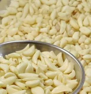 How To Peel Garlic Quickly : टोपलीभर लसूण झटपट सोलण्याच्या ७ ट्रिक्स, काम होईल सोपं आणि चटकन