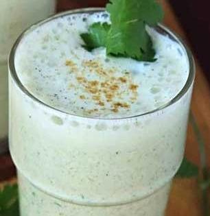 कोण म्हणचं थंडीत ताक पिऊ नये? आयुर्वेदानुसार ताक कधी, कसं प्यावं-समजून घ्या.