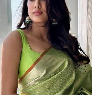 जान्हवी कपूरसारखा हॉट आणि बोल्ड लूक हवा असेल तर पाहा ६ साड्या, दिसाल परमसुंदरी-पार्टी की शान