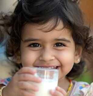 चुकीच्या वेळी दूध प्यायल्याने मुलांच्या वाढीवर परिणाम? सकाळ की संध्याकाळ... 'ही' आहे सर्वोत्तम वेळ