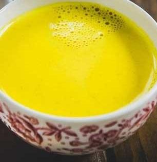 नुसतं गरम दुधात हळद घालून पिण्याचा फायदा नाही, रोज 'या' पद्धतीनं हळद दूध बनवा, तब्येतीसाठी अमृत