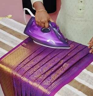 साड्यांना घरीच करा विकतसारखी कडक इस्त्री! ३ स्टेप्स- साडीच्या इस्त्रीसाठी पैसे घालविण्याची गरजच नाही 