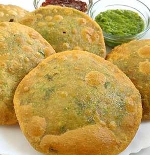 थंडीत करा खुसखुशीत, खमंग मटार कचोरी; सोपी रेसिपी-पटकन बनेल नाश्ता