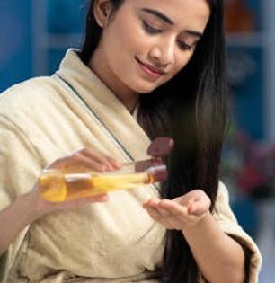 केसांना आठवड्यातून किती वेळा तेल लावावं? कधी तेल लावणं टाळावं, पाहा लांब केसाचं गुपित