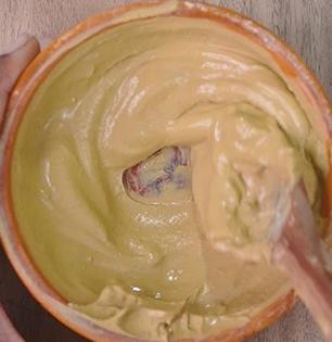 चेहरा डल-काळपट झालाय? १ चमचा मुल्तानी माती 'या' पद्धतीनं लावा, चेहऱ्यावर येईल तेज