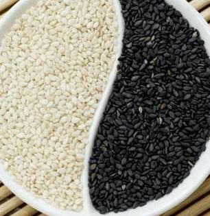 काळे की पांढरे कोणते तीळ महिलांनी खाणं जास्त फायद्याचं? केसगळती थांबते-हाडही होतात मजबूत पण..