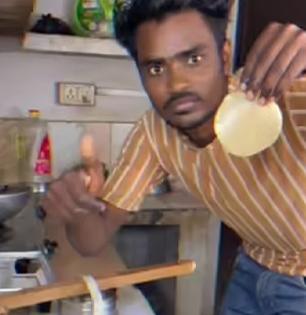 शाब्बास! १ मिनिटात लाटल्या ५० पुऱ्या, भरभर पुऱ्या लाटण्यासाठी तरुणाचा भन्नाट जुगाड, पाहा Video