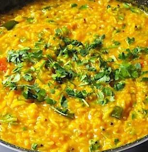 ढाब्यावर मिळते तशी वाफळती, मऊ दाल खिचडी घरी करा; ७ ट्रिक्स, परफेक्ट बनेल खिचडी