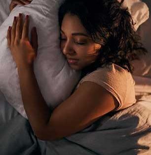 जेवण आणि झोप यामध्ये नेमकं किती अंतर असावं? निरोगी आयुष्यासाठी पाळा 'हा' सोपा नियम