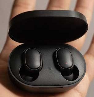 कानात ब्लूटूथ इयरफोन लावल्याने कॅन्सरचा मोठा धोका? एक्सपर्ट्सनी सांगितलं 'सत्य'