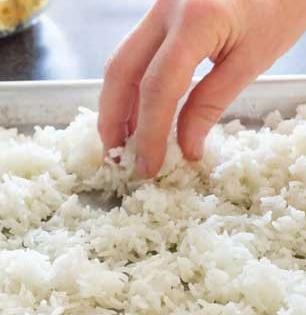 शिळा भात फेकू नका; डॉक्टर सांगतात 'या' पद्धतीनं खा शिळा भात, भरपूर फायदे मिळतील