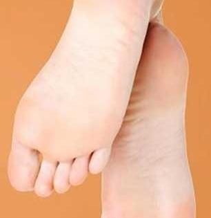 १ चमचा गव्हाचं पीठ 'या' पद्धतीनं लावा; पायांच्या भेगा-टॅनिंग होईल दूर, एकदम सोपा घरगुती उपाय