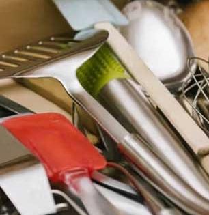 किचनमध्ये रोज वापरल्या जाणाऱ्या 'या' भांड्यांमुळे वाढतोय कॅन्सरचा धोका; लगेच या वस्तू फेका, तज्ज्ञांचा इशारा