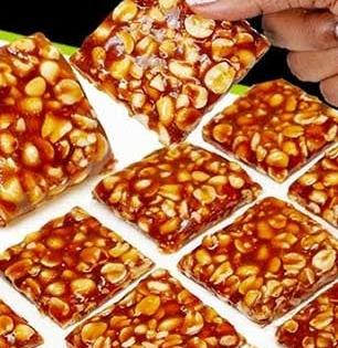 दाताला न चिकटणारी खुसखुशीत शेंगदाणा चिक्की घरीच करा, ७ टिप्स; परफेक्ट बनेल चिक्की