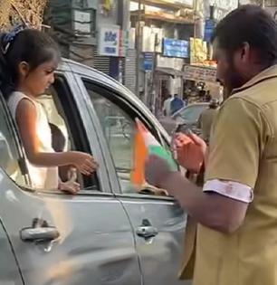 कौतुकास्पद! मुलीच्या हातून रस्त्यात पडला राष्ट्रध्वज, रिक्षा चालकानं धावत येत.. पाहा व्हायरल व्हिडिओ