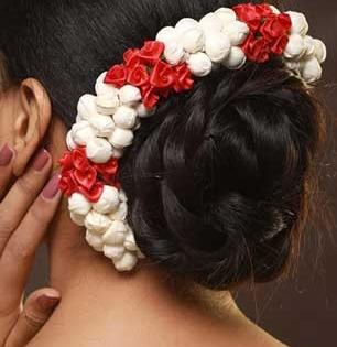 केसांत माळण्यासाठी गजऱ्याचे ६ सुंदर नवे प्रकार, तुमच्या साडीनुसार निवडा गजरा, लाखांत एक दिसाल