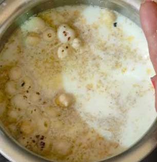 रात्री झोपताना १ ग्लास दूधात मूठभर मखाने घालून प्या; ताकदीचा खजिना-पोलादी होईल शरीर