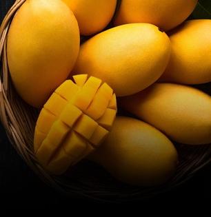 थांबा! पिवळेधमक आंबे पाहून भुलू नका; केमिकलने पिकवलेले नाही ना? विकत घेताना 'हे' पाहाच