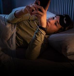 सावधान! फोनपासून दूर होताच अस्वस्थ होता? स्क्रीन तुम्हाला वेळेआधीच बनवतेय म्हातारं