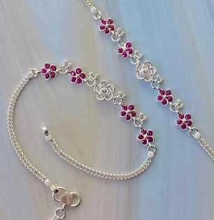 Silver Anklet : डेली वेअरसाठी चांदीच्या पैंजणांच्या १० मिनिमल डिझाईन्स; नाजूक पैंजणांनी सुंदर दिसतील पाय