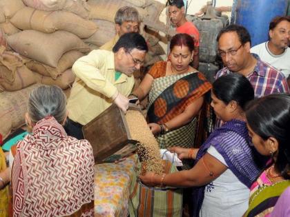 coronavirus : lucknow city lockdown yogi government of up will provide free pulses with wheat and rice vrd | coronavirus : पुढच्या महिन्यापासून योगी सरकार देणार गहू आणि तांदळाबरोबरच डाळ मोफत