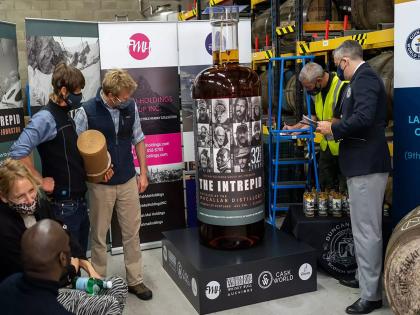 Largest Whiskey Bottle: The world's largest liquor bottle, priced equal to 4 Lamborghini cars | Largest Whisky Bottle: जगातील सर्वात मोठी दारुची बॉटल, याच्या किमतीत येतील 4 लॅम्बोर्गिनी कार