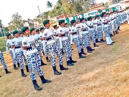 Kolhapur Flood- meet white army of girls, rescue team work for flood victims. | कोल्हापुरात मदतीला धावली मुलींचीही व्हाइट आर्मी