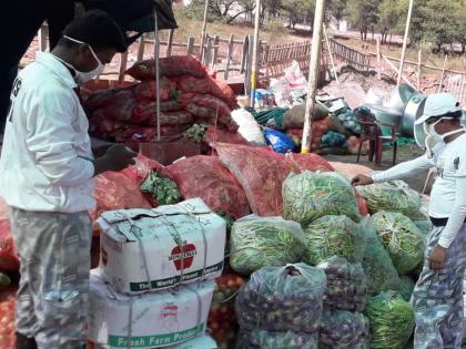 Vegetable vendors contribute to the White Army's food umbrella | व्हाईट आर्मीच्या अन्नछत्रास भाजी विक्रेत्यांचा हातभार