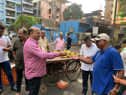 After the success of Chandrayaan 3, there was jubilation by splitting the ranks of the BJP and bursting firecrackers | चांद्रयान ३ यशस्वी केल्याने भाजपचा पेढे वाटून फटाके फोडून जल्लोष