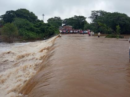 Traffic jam as the underwater bridge near the stairs | विडणी जवळील पूल पाण्याखाली गेल्याने वाहतूक ठप्प