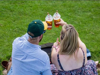 Wimbledon Tennis: 34 thousand kg strawberries, 29 thousand bottles of champagne !!! | Wimbledon Tennis : अबब्... ३४ हजार किलो स्ट्रॉबेरी, २९ हजार बॉटल्स शॅम्पेनचा विक्रम !!! 