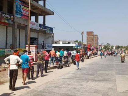 Murtijapur: Queues for liquor in the hot sun | मुर्तीजापूर : प्रखर उन्हात तळीरामांच्या दारुसाठी रांगा