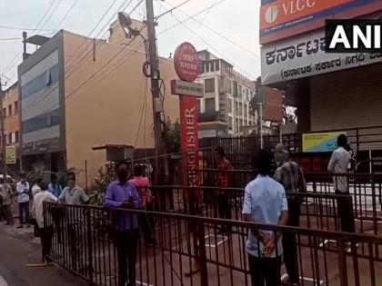 CoronaVirus Marathi News : Long Queue Outside Liquor Shops In Hubli Before They Open In Lockdown rkp | CoronaVirus News : दारूची दुकाने उघडली, मद्यप्रेमींच्या लांबच लांब रांगा!