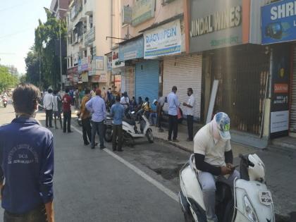 Long lines in front of liquor shops in Pune and Pimpri | पुणे व पिंपरी शहरात दारूच्या दुकानासमोर मद्यप्रेमींच्या लांबच लांब रांगा