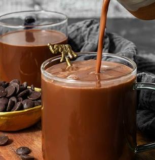 थंडीत सायंकाळी प्या पौष्टिक हॉट चॉकलेट-पाच मिनिटांत महागडं हॉट चॉकलेट ड्रिंक प्या घरीच