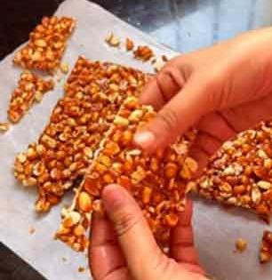 Chikki Recipe: 'या' पद्धतीने चिक्की करा; पहिल्या झटक्यातच चविष्ट आणि खुटखुटीत होईल 