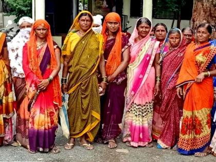 Women hit the tehsil office for Panand Road | पाणंद रस्त्यासाठी महिला धडकल्या तहसिल कार्यालयात