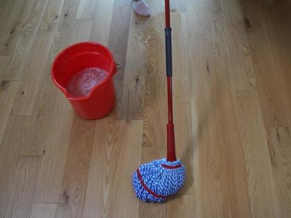 young man in the court building spit punishment for wiping the floor of the whole room | न्यायालयाच्या इमारतीत थुंकणाऱ्या तरूणाला घडवली अद्दल; संपूर्ण खोलीतील फरशी पुसण्याची शिक्षा