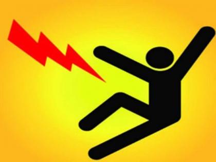 A 13-year-old boy died after being struck by an electric wire in front of his house | विजेच्या तारेवर पडलेला शर्ट काढायला गेला अन् १३ वर्षांच्या मुलाने जीव गमावला