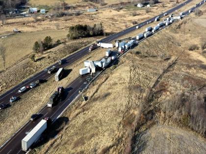 Wisconsin Highway Remains Closed After Icy Roads Cause Crashes Involving Dozens of Vehicles | अमेरिकेत विचित्र अपघात, बर्फामुळे महामार्गावर अनेक वाहने एकमेकांवर धडकली, पाहा फोटो... 