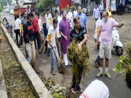 Within three and a half hours, there are three areas of Jalgaon clean | साडे तीन तासात जळगावातील तीन परिसर झाले चकाचक