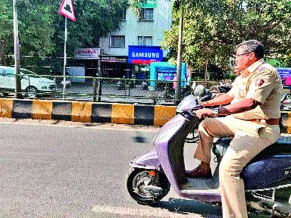 Helmat forced to make helmets in Baramati | बारामती शहरात हेल्मेट सक्ती हास्यास्पद