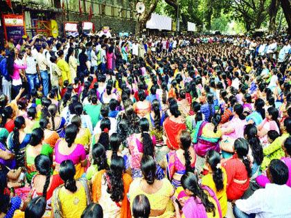 Break but do not lie; Employees' wife stance | मोडू पण वाकणार नाही; कर्मचाऱ्यांच्या पत्नींचा ठिय्या