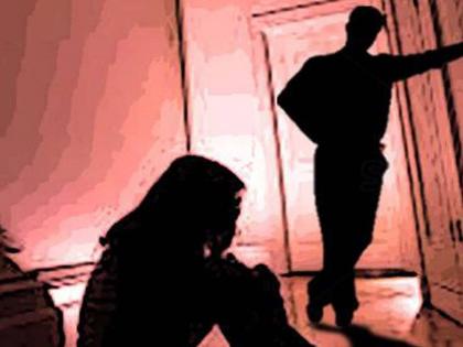 Crime News: १० मिनिटांत जाऊन येण्याचे सांगत पोलिसाचा महिलेवर १९ दिवस बलात्कार; कशीबशी सुटली अन्...