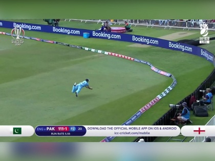 ICC World Cup 2019: jose Buttler's quick stumping, Chris Woakes's Superman caught; Pakistan's opener out | ICC World Cup 2019 : बटलरची चपळ स्टम्पिंग, ख्रिस वोक्सचा सुपरमॅन झेल; पाकिस्तानचे सलामीवीर माघारी