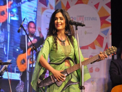 Shibani Kashyap's Performance at Worli Festival | वरळी फेस्टिव्हलमध्ये शिबानी कश्यपचा सुरेल परफॉर्मन्स