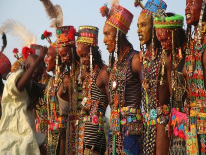 Wodaabe wife stealing festival tribe where men steal each other's wives | इथे लग्न करण्यासाठी चोरुन आणावी लागते दुसऱ्याची पत्नी, जाणून घ्या विचित्र प्रकरण! 