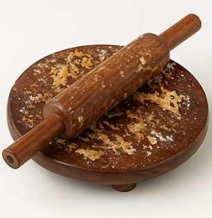 लाकडी पोळपाट-लाटणं चिकट-मेणचट-काळंकुट्ट झालंय? ५ टिप्स, ५ मिनिटांत पोळपाट-लाटणं होईल स्वच्छ